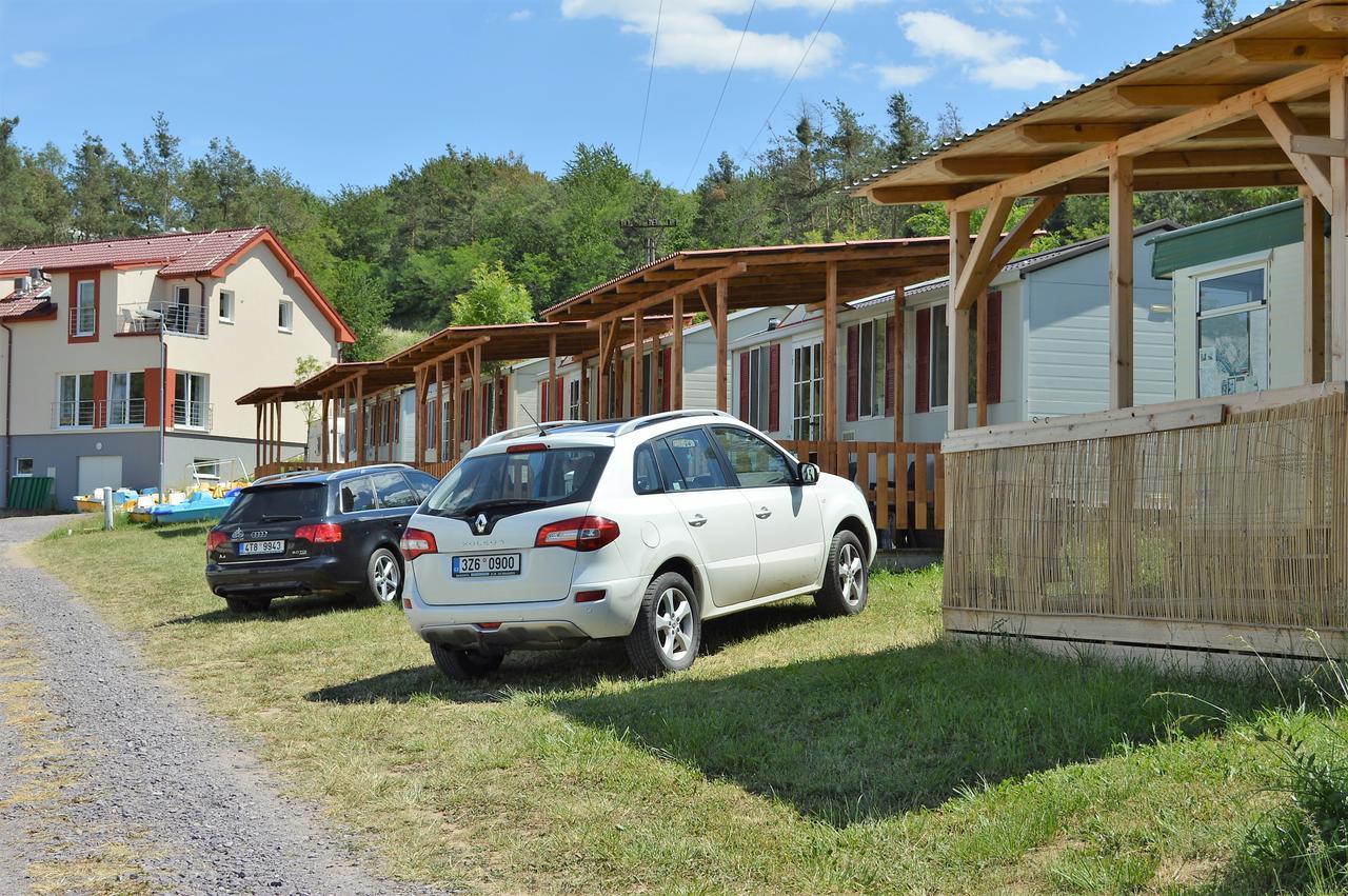 Готель Mobilheimy U Prehrady Horni Dunajovice Екстер'єр фото